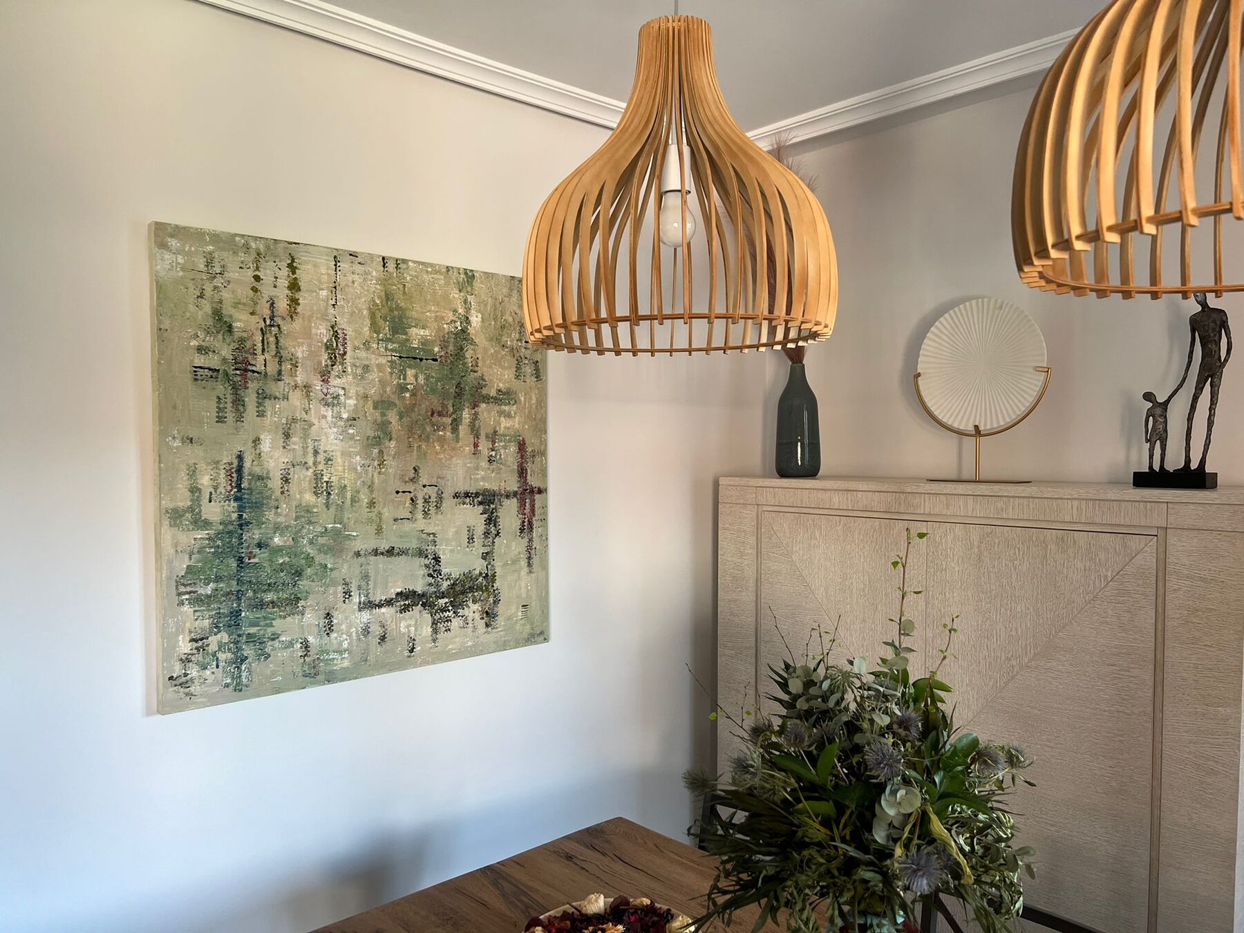 Obra verde y beige en un comedor de Madrid