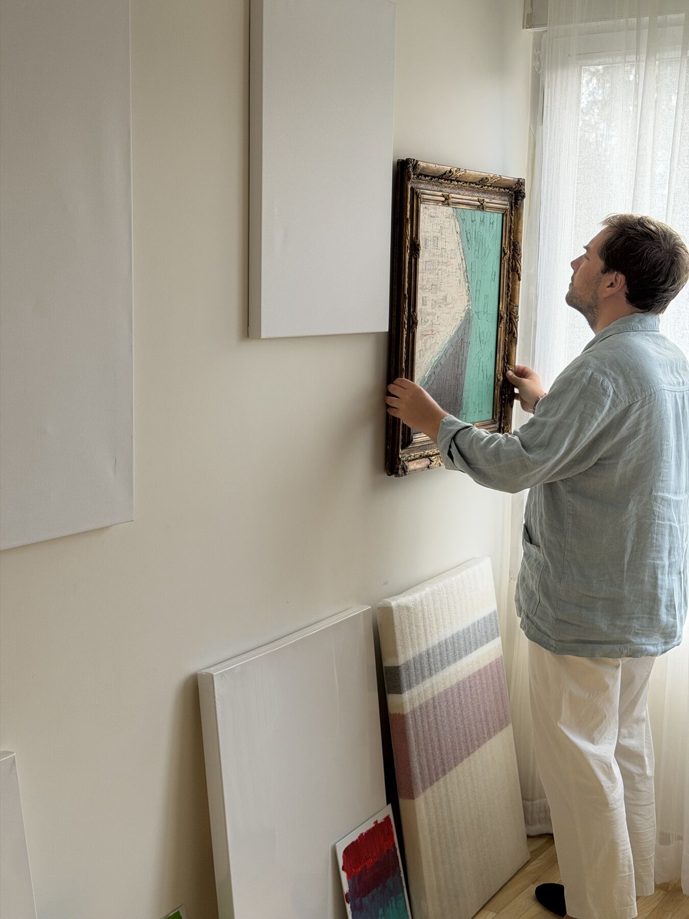 Álvaro colgando una obra en su estudio