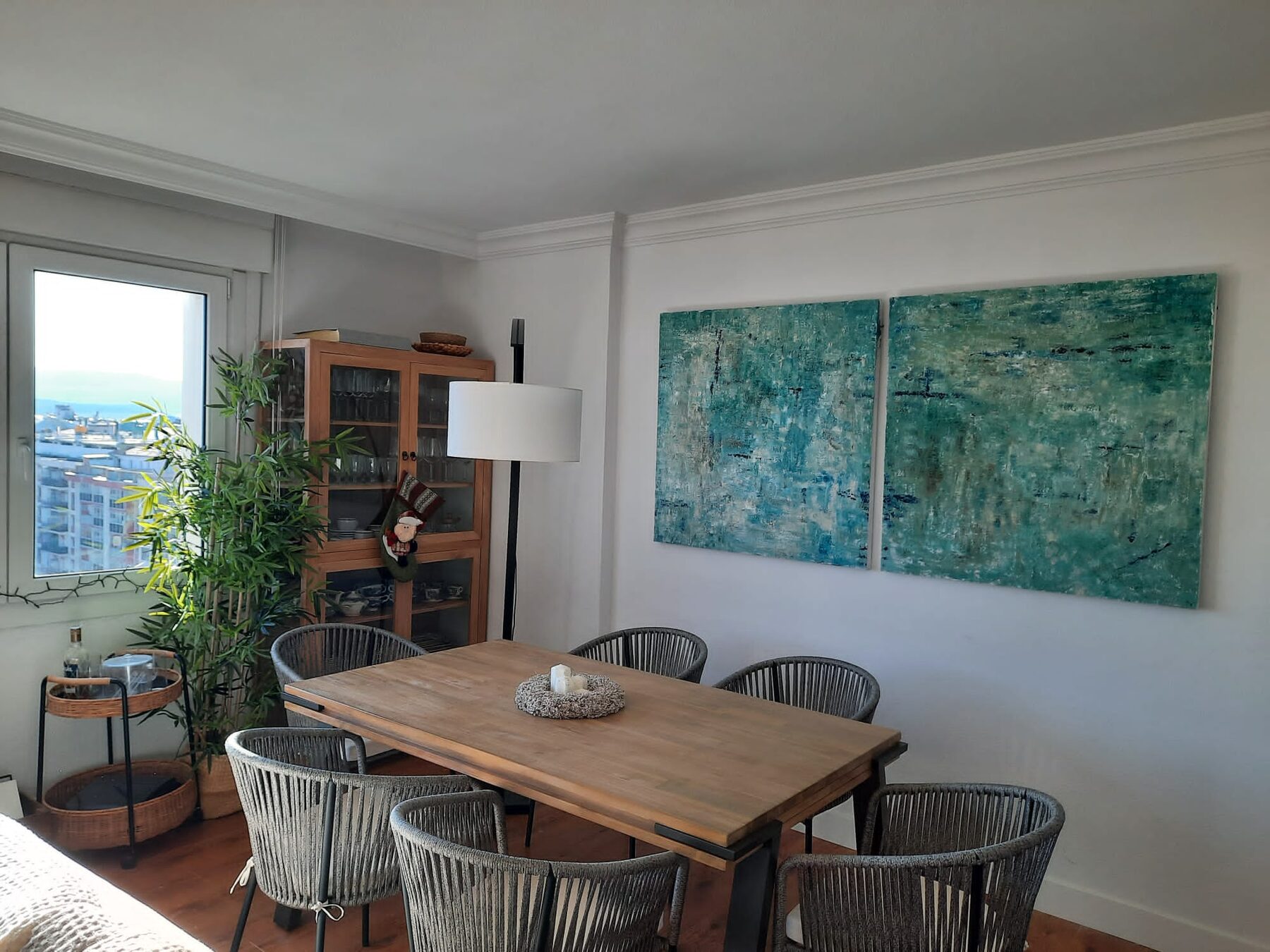 Díptico azul y verde en un comedor de Pamplona